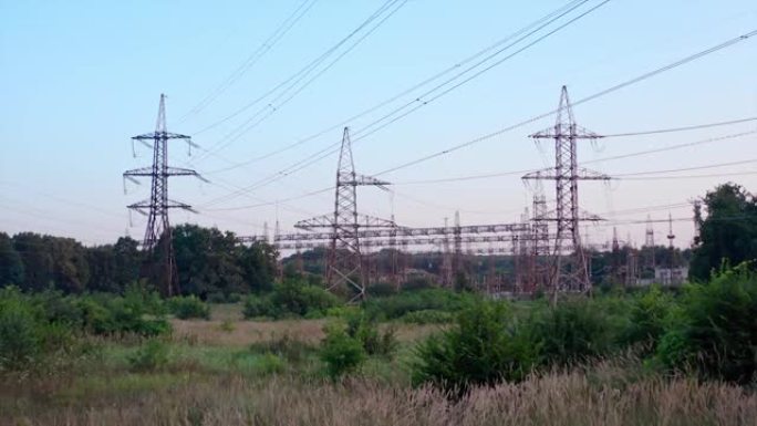 自然界中的传输线。蓝天背景上的高压电塔。高大的钢塔和电线分配电力
