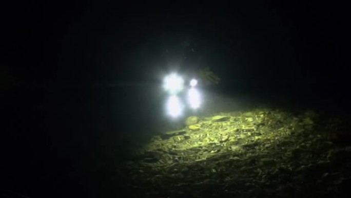 潜水潜水员在夜间潜水后退出河