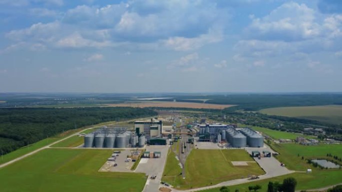 工业谷物升降机仓库的无人机视图。大型工厂金属仓库。