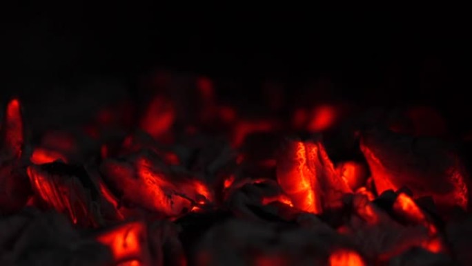 闷烧的余烬。烧烤架中红色木炭的燃烧质地。