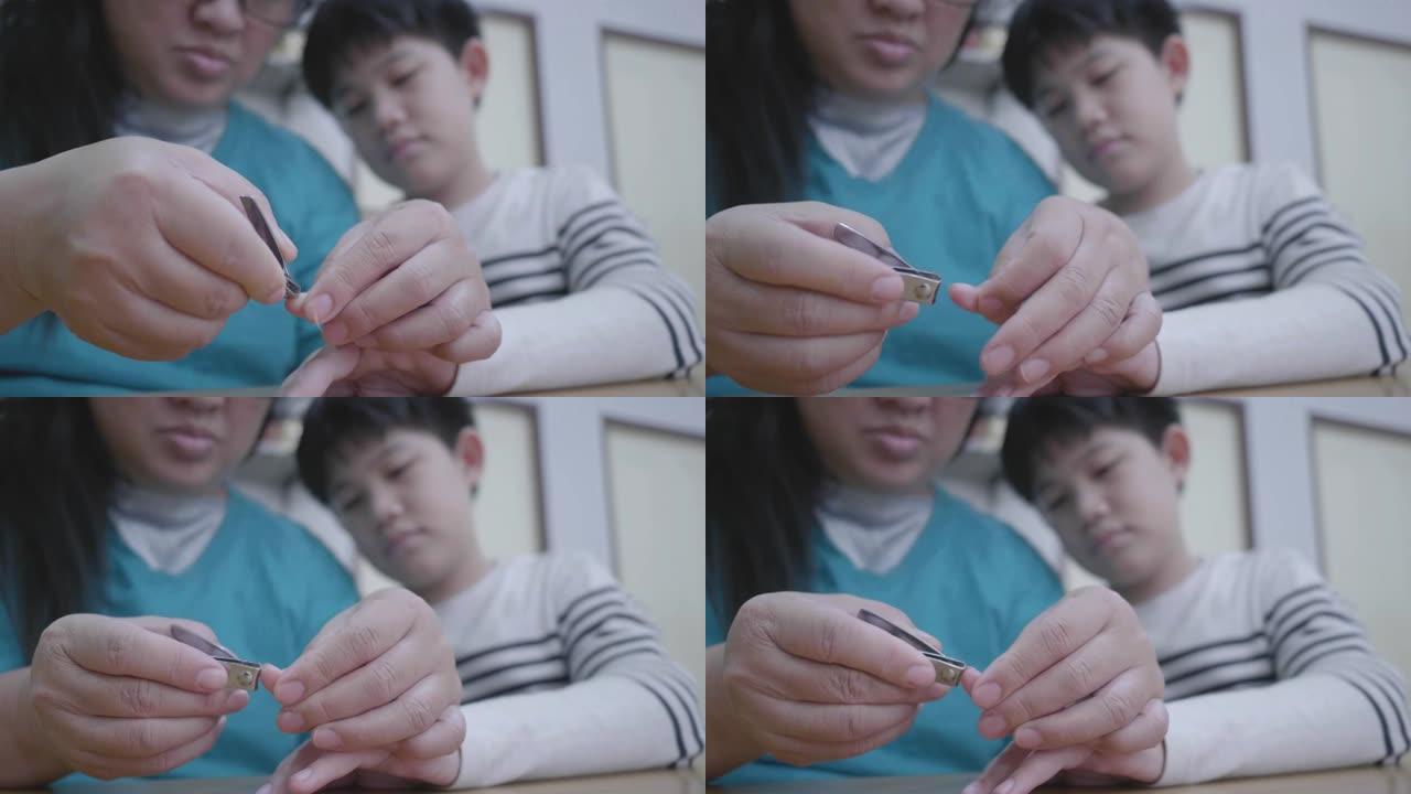 亚洲母亲在屋内割伤儿子的指甲