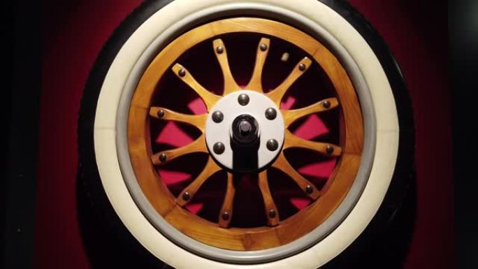古董汽车车轮旋转的视频
