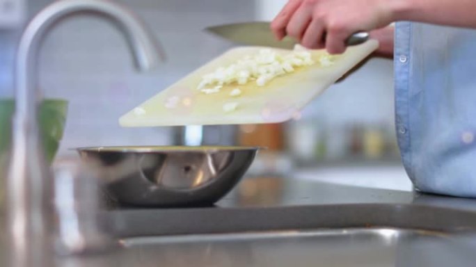 厨房用刀和砧板烹饪男子中段的灯光动画