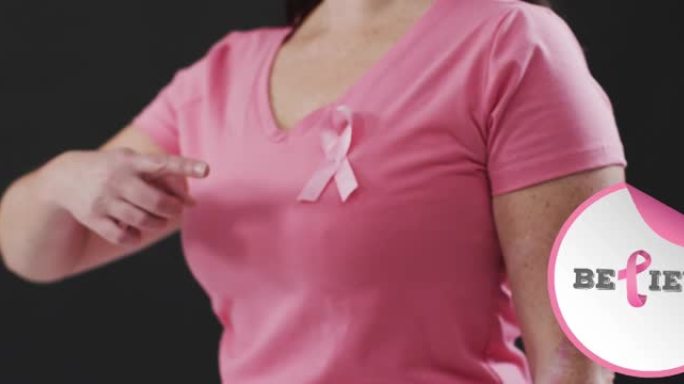 相信在胸前戴着粉红色丝带的女人的中间部分的文字横幅