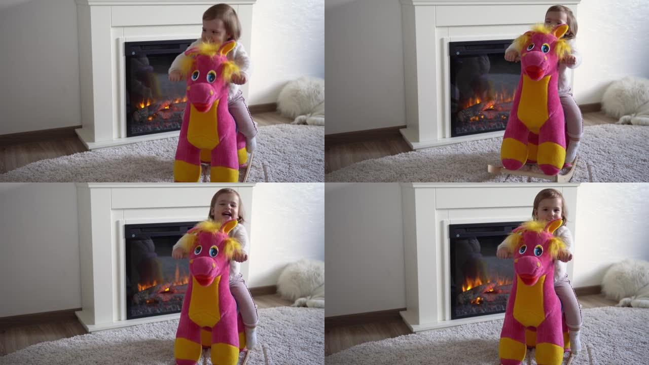 家庭童年。快乐的小学步儿童女孩保暖毛衣冬装在室内壁炉附近的房间里玩柔软的马。可爱顽皮的正宗孩子独自在