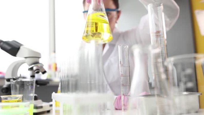 科学家在实验室慢动作4k电影中搅拌烧瓶中的有机油