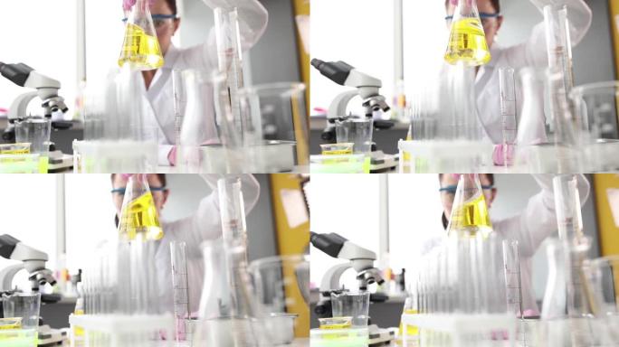 科学家在实验室慢动作4k电影中搅拌烧瓶中的有机油