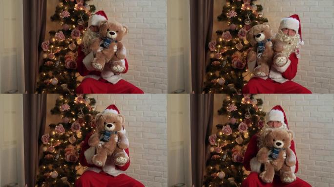 有趣的圣诞老人玩大泰迪熊。