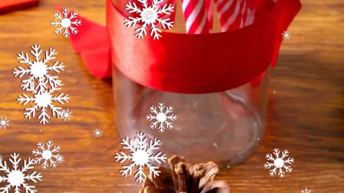 雪花落在糖果棒和圣诞节装饰品上的动画