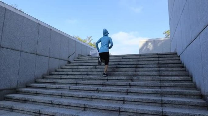 健身运动女子在城市楼梯上奔跑