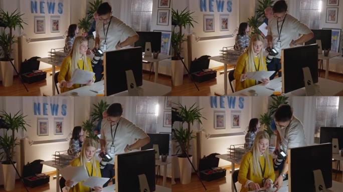 摄影师向报纸办公室的报纸编辑展示材料