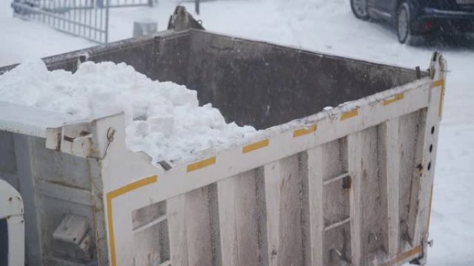 除雪期间市政服务的除雪设备，装载积雪的自卸车。