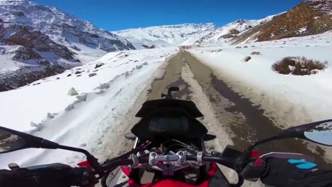 摩托车穿越雪山的视点。第一人称视角。