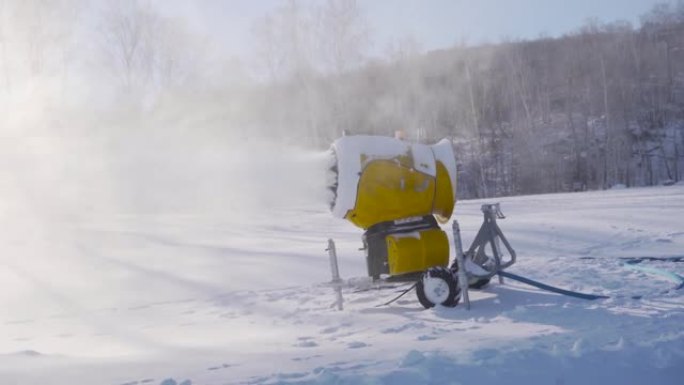 周日冬季滑雪胜地的雪炮。雪机在森林、蓝天下生产人造雪。涡轮在冷空气中喷水。山地主动运动中滑雪道的准备