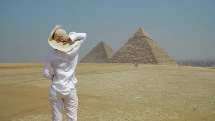 年轻快乐的旅行者凝视着吉萨大金字塔。埃及开罗的帝王谷。