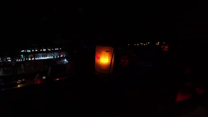 橙色暖光在黑暗内部的酒吧里亮着。俱乐部中的发光