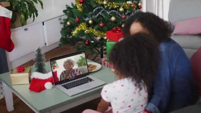 圣诞节时与祖母进行视频通话的非洲裔美国母女快乐