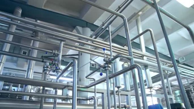 工厂中用于制备乳制品的大型金属管