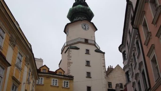 布拉迪斯拉发，斯洛伐克-1月，10,10: 2015: 从镇上看到布拉迪斯拉发城堡