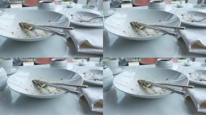在桌子上吃饭后空盘子