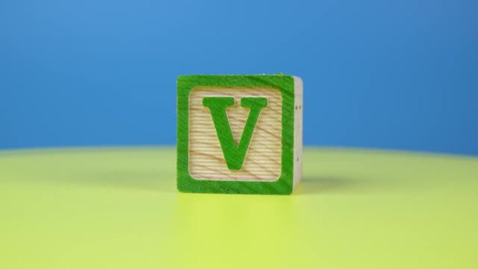 特写镜头字母 “V” 字母表木块