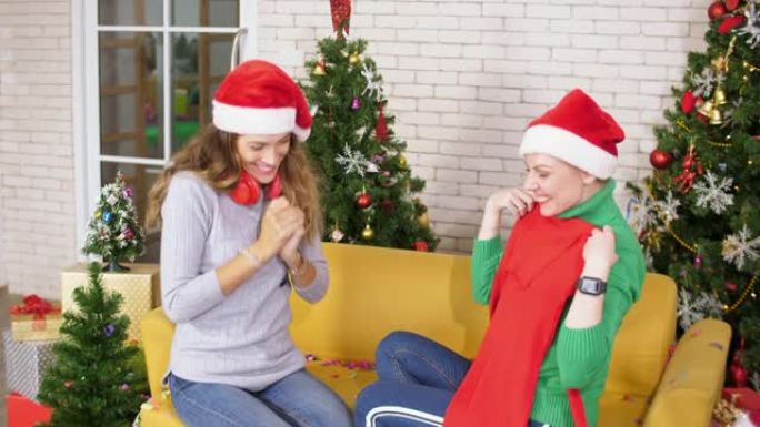 快乐的高加索女人和她的朋友打开礼品盒，圣诞部分概念