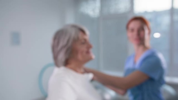 康复治疗，女理疗师用哑铃帮助老病人锻炼手臂，保健和护理服务