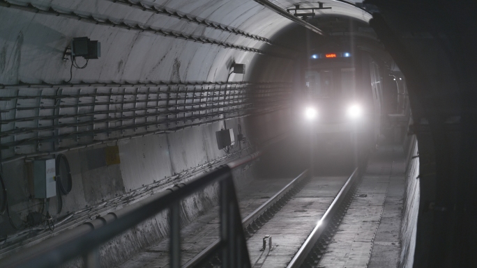 地铁在隧道内行驶，南京地铁