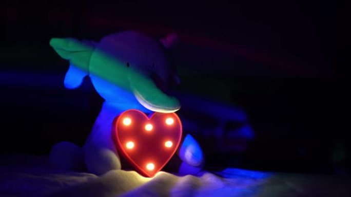 大象毛绒玩具手持爱心造型灯，带彩色彩虹发光二极管
