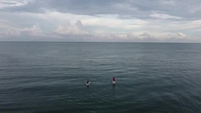 4K在海上皮划艇上两名身份不明的男子上