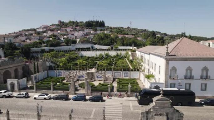 人们走在葡萄牙卡斯特罗布兰科的古老的主教宫殿花园外。鸟瞰图