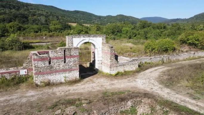 保加利亚洛美茨村附近的古罗马索斯特拉堡垒遗址的鸟瞰图