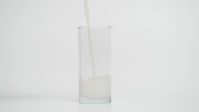 将牛奶倒入玻璃中的超慢动作，1000 fps