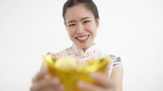 中国女人拿着代表中国新年财富的金条。