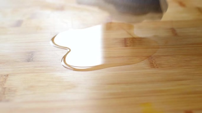 在食品切菜板上涂抹木质护理油。