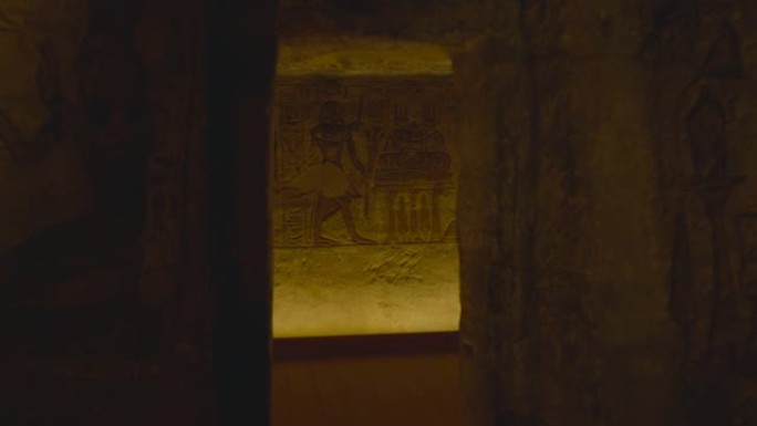埃及阿布辛贝神庙墙上的一些象形文字。