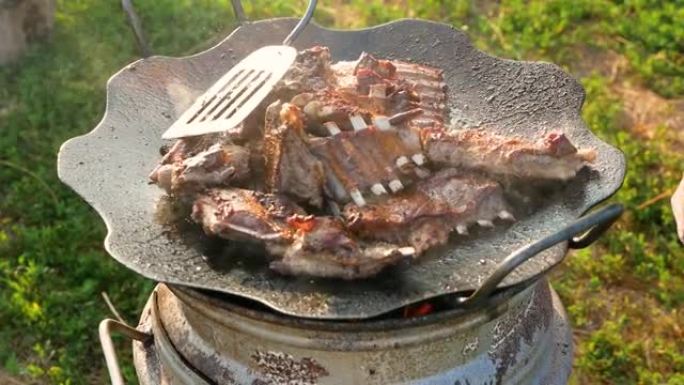 在火上油炸的山羊肉的特写镜头。烤羊排。
