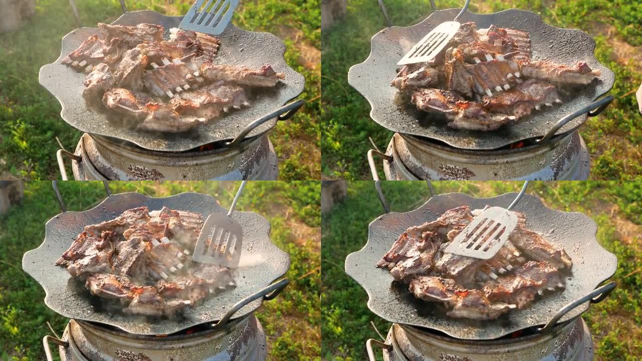 在火上油炸的山羊肉的特写镜头。烤羊排。