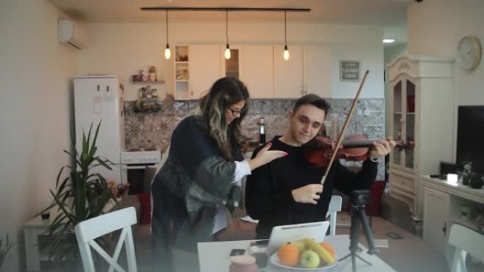 一位年轻的女音乐老师在她的公寓里上小提琴课。