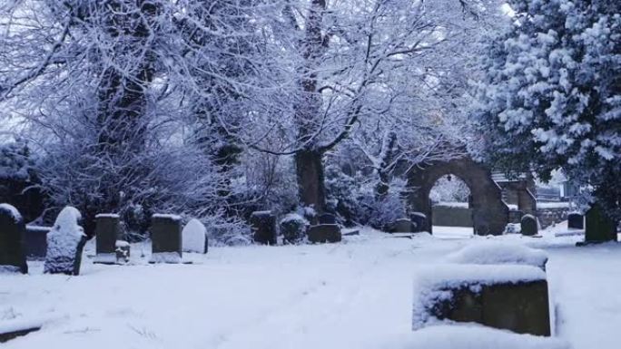 冬天下雪的教堂墓地