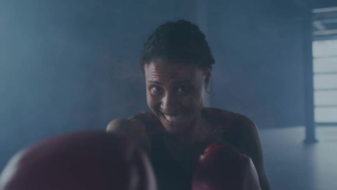 对非裔美国女拳击手在健身房打孔的干扰动画