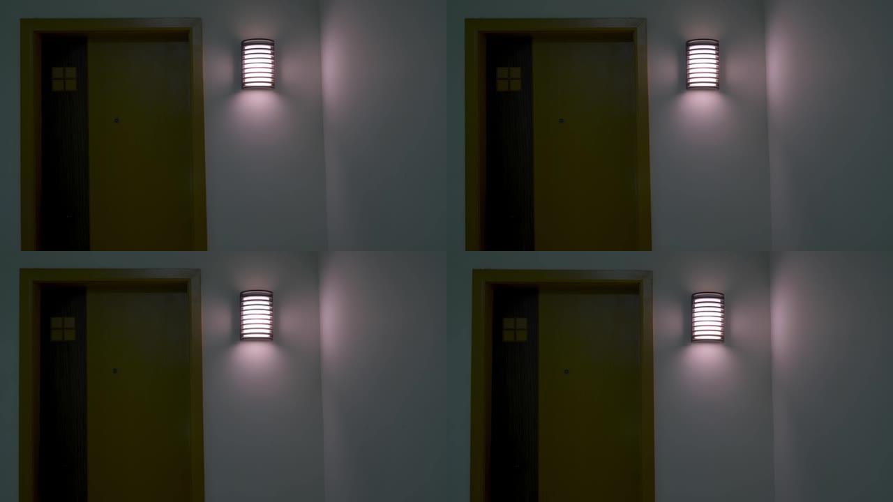 酒店。酒店房间的门。阴暗的酒店走廊，昏暗的壁灯