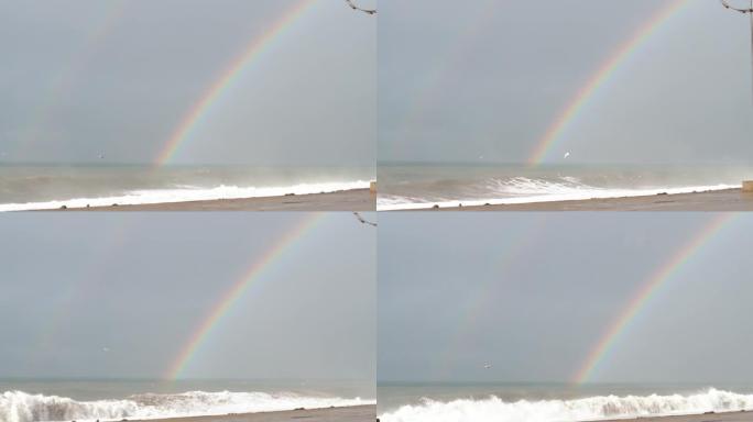 海上或海洋上的强烈波浪。暴风雨和雨后，彩虹出现在地平线上。