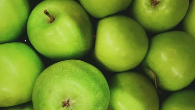 食品，农业和有机概念，成熟的青苹果作为整个水果在生态超市出售