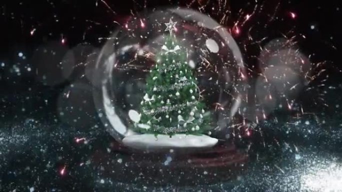 在雪球中围绕圣诞树的流星，在黑色背景上爆炸。