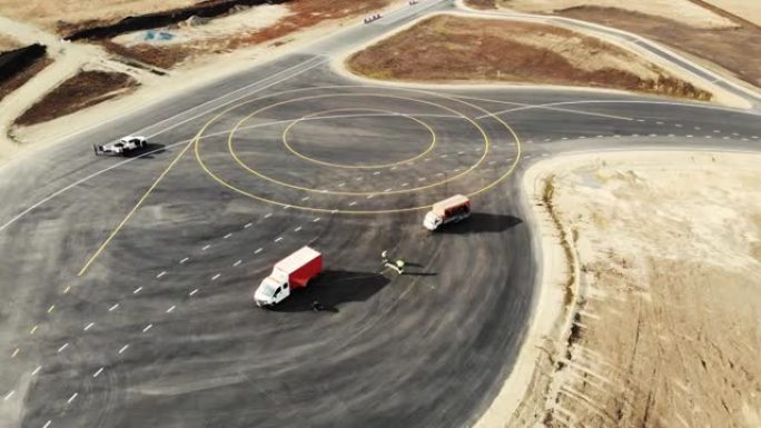 汽车试验场道路施工完成鸟瞰图。黑色沥青，带有清晰明亮的白色和黄色不同形状的道路标记。道路建设、试验场