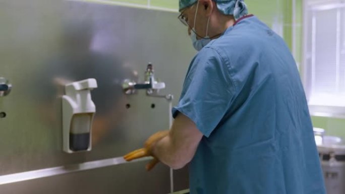 外科医生在手术前洗手