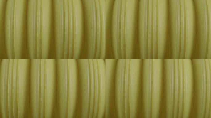 宏观塑料波纹管。压缩弹簧的纹理是特写的。黄色背景。