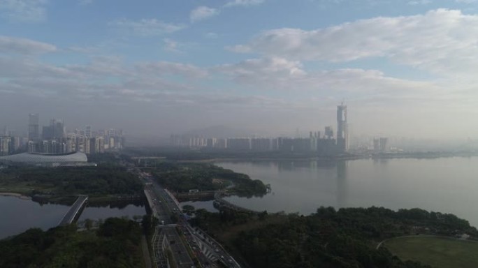 中国深圳市候鸟飞越海洋和景观的航拍画面