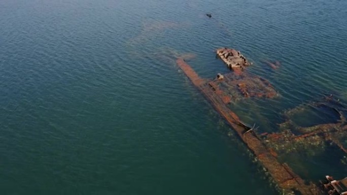 海里沉没的金属船残骸。从水中伸出的顶部被金属猎人切开。